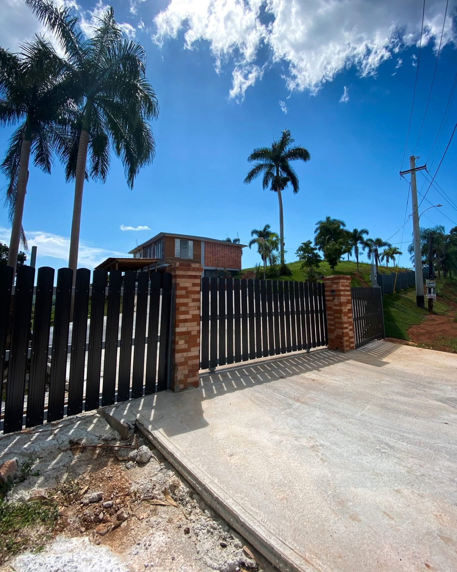 Portón corredizo y verja en Mayagüez